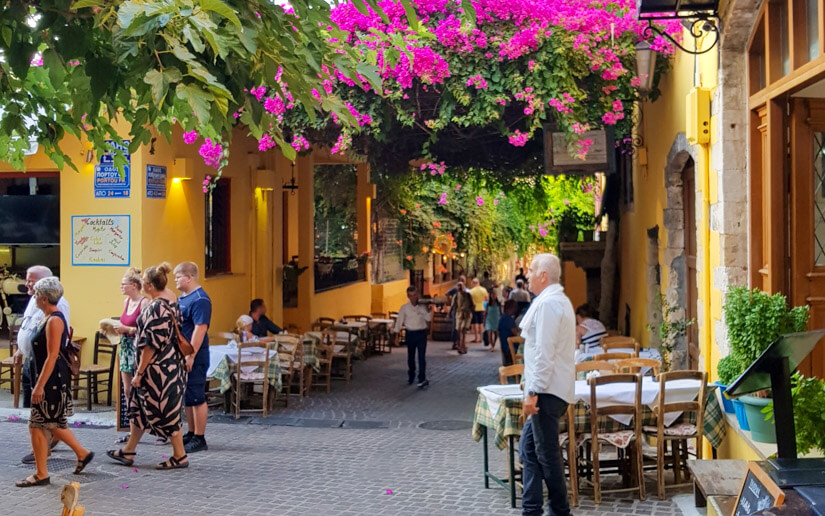 Calles coloridas llenas de flores y restaurantes en Chania